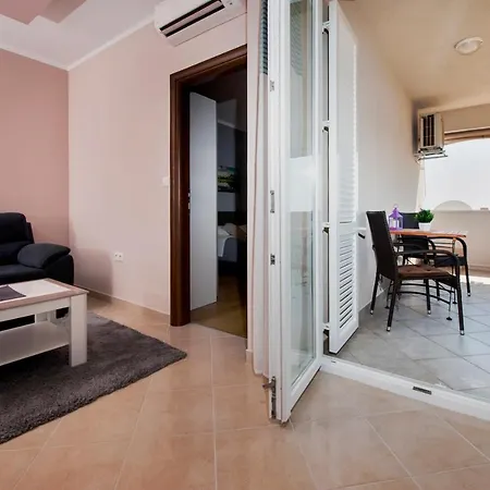 Ella Apartment *