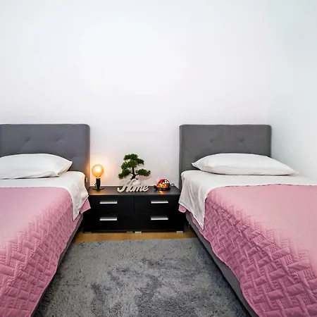 Ella Apartment *